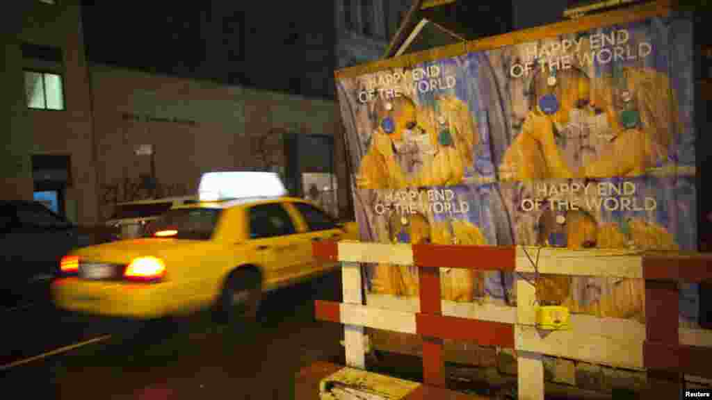 Poster&euml; n&euml; New York ku shkruan "Fundi i bot&euml;s"...