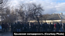 Люди собираются под зданием суда в Симферополе