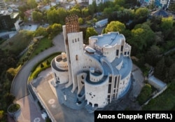 Palatul ceremoniilor oficiale (palatul căsătoriilor) din Tbilisi, o structură „învolburată” din piatră, finalizată în anii 1980, și care aparține acum unui oligarh georgian.