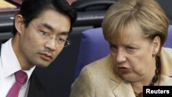 Министр экономики Германии Филипп Рёслер с канцлером Ангелой Меркель