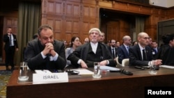 Судьи Международного суда заслушивают в Гааге просьбу о чрезвычайных мерах со стороны ЮАР, которая просит суд вынудить Израиль прекратить военные действия в секторе Газа, 11 января 2024 года.