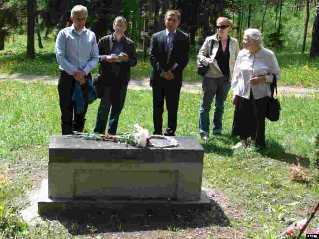 Прэзыдэнт Радыё Свабода Джэф Гедмін, карэспандэнт Свабоды Алесь Дашчынскі, дырэктар беларускай Свабоды Аляксандар Лукашук, карэспандэнтка Свабоды Ганна Соўсь і кіраўніца курапацкага мэмарыялу Мая Кляшторная ў Курапатах. Травень 2009 году.