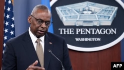 Ministrul american al Apărării, Lloyd Austin, vorbește în timpul unei conferințe de presă după încheierea întrunirii Grupului de Contact pentru Apărarea Ucrainei, la Pentagonul, Washington, 26 aprilie 2024.