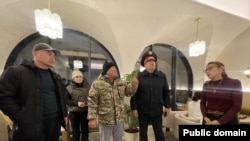 Оштың мэрі түнгі рейд кезінде. 