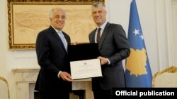 Presidenti Thaçi i ndanë medalje ambasadorit Khalilzad