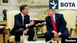 Shefi i NATO-s, Mark Rutte, dhe presidenti amerikan, Donald Trump, gjatë takimit në Shtëpinë e Bardhë më 24 qershor. 