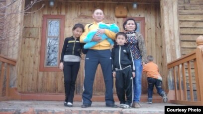 Қыздардың юбкаларын қарап шығу