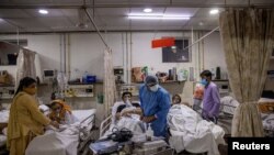 بیماران مبتلا به ویروس کرونا در یکی از شفاخانه های هند May 1, 2021