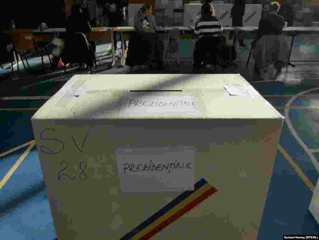 Până în jurul orei 18:00, prezența la vot era de aproape 45%.&nbsp;Vaslui, Satu Mare și Maramureș au fost județele care au înregistrat cele mai mici rate ale prezenței - sub 35%.&nbsp;