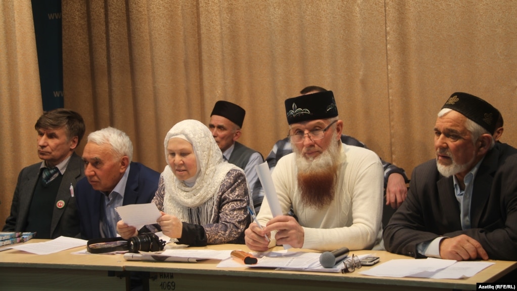 Җыен президиумы, сулдан: Фәрит Зәкиев, Галимҗан Зарипов, Фәүзия Бәйрәмова, Алмаз Якупов, Раиф Галиев