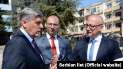 Američki ambasador Filip Kosnet i lideri Srpske liste Igor Simić i Goran Rakić, u Severnoj Mitrovici 29. marta 2019.