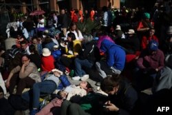 Oamenii s-au strâns încă din zorii zilei pe Via della Conciliazione de la Vatican.