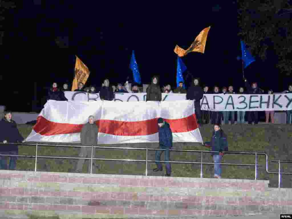 Аляксандра Баразенку на волі сустракалі сябры і паплечнікі