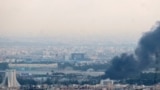 Ирандын мамлекеттик телерадиокомпаниясы жайгашкан "Азади" мунарасы соккудан кийин. Тегеран, 16-июнь, 2025-жыл. 