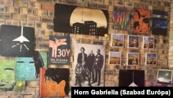 A 30Y fotói, hangszerei, plakátjai és más kellékei megvásárolhatók a garázsvásáron, az ebből származó bevételt a független szerkesztőségek, újságírók munkájának segítésére utalják el a Társaság a Szabadságjogokért (TASZ) szervezetnek 