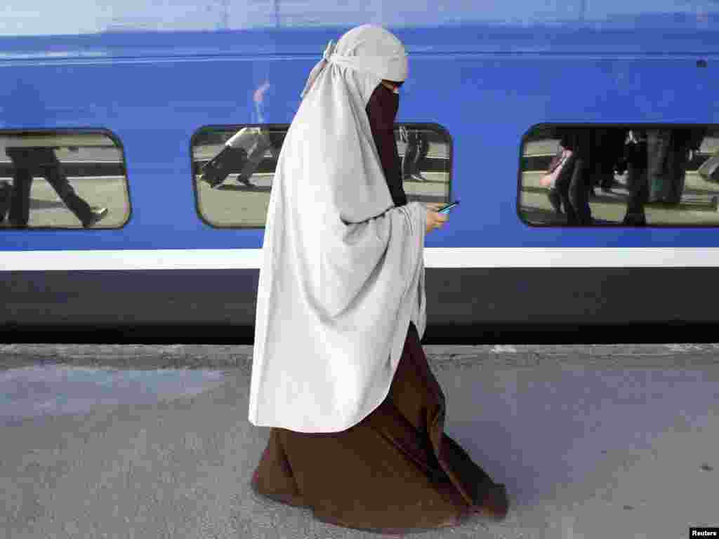 Франция: Кенза Драйдер, мусульманка из Северной Африки в хиджабе прибыла на платформу парижского вокзала