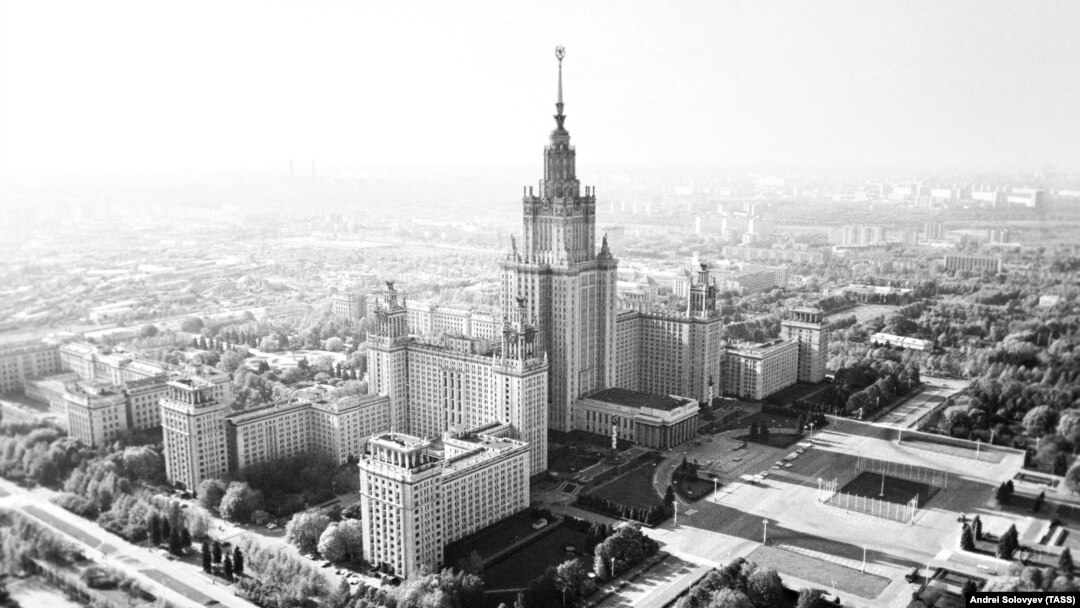 Главное здание МГУ в Москве