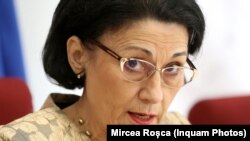 Ecaterina Andronescu, eterna șefă a învățământului românesc, trebuie să plătească până data viitoare când va fi repusă din nou în funcție, sunt de părere cei de la Roșia Today