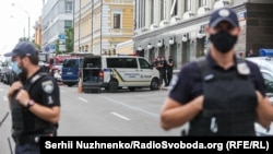 3 серпня Міністерство внутрішніх справ повідомило, що чоловік зайшов у відділення «Універсал Банку» в бізнес-центрі «Леонардо», заявив, що в нього в рюкзаку вибухівка, і попросив викликати поліцію