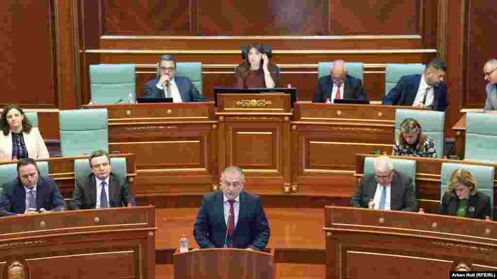 Gjatë seancës, deputeti Llazar Radulloviq nga koalicioni “Për Liri, Drejtësi dhe Mbijetesë” u bëri thirrje deputetëve opozitarë, përfshirë ata të Listës Serbe, të marrin pjesë në zgjedhjen e kreut të ri të shtetit. 