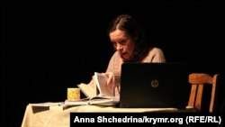 Анна Яремчук, актриса театра «Перетворення» во время представления 5 ноября 2016 года