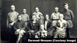 1926 год, Алексей Киселев – первый слева в первом ряду (сидит), последняя в первом ряду справа – его жена Зоя Ивановна