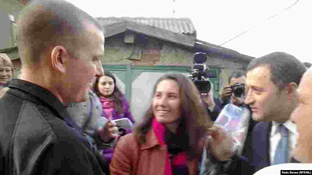 Alexandru Ursu, cu fiul şi soţia Irina &icirc;l &icirc;nt&acirc;mpină pe premierul Vlad Filat.