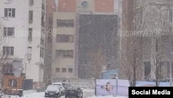 Многоэтажный дом в Астане, с которого обрушилась часть фасада. Фото Astanovka98