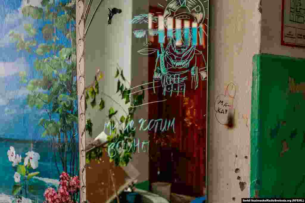 Написи, що лишили по собі російські військові в будівлі школи у нещодавно звільненому селі Рудницьке, на Київщині, 28 березня 2022 року