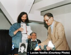 Cezar IVĂNESCU înmânează Premiul Festivalului de Poezie româno-canadian, „Ronald Gasparic”, Iași, Galeriile „Pod Pogor-fiul”, ediția a VI-a, Bunavestire, 2002. Foto Lucian Vasiliu