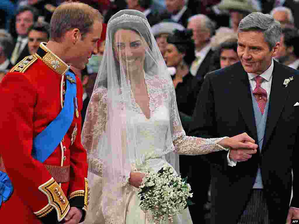 Princ William i Kate Middleton neposredno prije početka ceremonije vjenčanja Foto: AFP / Dominic Lipinski 