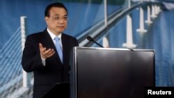 Chinese Prime Minister Li Keqiang speaksat a bridge-construction site in Brijesta, Croatia, on April 11.