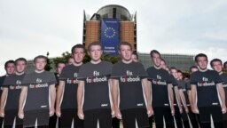 Az Avaaz aktivistái Mark Zuckerberg Facebook-vezérigazgató kartonfiguráival tiltakoztak 2018. május 22-én Brüsszelben, a médiafelületen gyorsan terjedő álhírek miatt. 