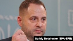 უკრაინის პრეზიდენტის ადმინისტრაციის უფროსი ანდრი ერმანკი, რომელმაც 28 იანვარს გამოაცხადა გამოძიების მიმდინარეობის შესახებ. 