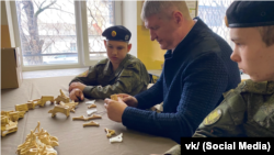 Бывший депутат Государственной думы РФ от аннексированного Крыма Михаил Шеремет и учащиеся симферопольской школы №5, 2025 год