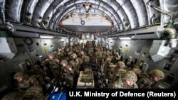 ბრიტანეთის სამხედრო ძალები ჩავიდნენ ქაბულში, ავღანეთში, რათა ქვეყნის დატოვებაში დაეხმარონ ბრიტანეთის მოქალაქეებს, თალიბანის მიერ პრეზიდენტის სასახლეზე კონტროლის აღების შემდეგ. 15 აგვისტო, 2021.