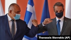 Българският премиер Бойко Борисов и гръцкият премиер Кириакос Мицотакис при подписването на договора за придобиването от България на 20% от терминала за втечнен газ край Александруполис