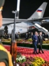 Очільника Росії Путіна з почестями зустрічають в аеропорту Душанбе, попри ордер МКС на його арешт. 8 жовтня 2025 року