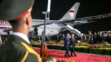 Очільника Росії Путіна з почестями зустрічають в аеропорту Душанбе, попри ордер МКС на його арешт. 8 жовтня 2025 року