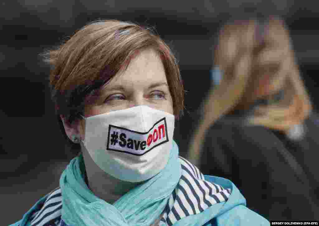 Участница акции протеста в Киеве носит маску с надписью &laquo;Спасите малый бизнес&raquo;