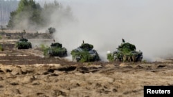 Немецкие боевые машины пехоты возвращаются после тренировок на полигоне в Литве, 17 мая 2017 года