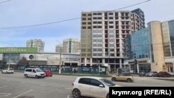 Очередная точечная многоэтажная застройка в районе Гагаринского парка в Симферополе. Апрель 2026 года