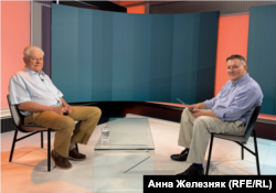 Володимир Єльченко в студії Радіо Свобода з журналістом Ростиславом Хотиним