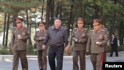 Lideri i Koresë së Veriut, Kim Jong Un, e inspekton selinë e Korpusit të 2-të të ushtrisë koreanoveriore në një lokacion të pazbuluar, 17 tetor 2024.