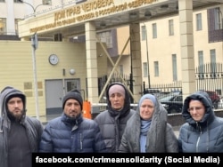 Участники инициативной группы у Дома прав человека в Москве с матерями крымчанок Эсмы Ниметулаевой, Насибы Саидовой, Эльвизы Алиевой и Февзие Османовой, которых ФСБ обвиняет в терроризме, 31 октября 2025 года