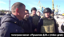 Заступник голови уряду РФ Марат Хуснуллін та очільник окупаційної адміністрації Донецької області Денис Пушилін в Маріупольському порту. Скріншот з відео, опублікованого 8 травня 2022 року