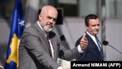 Косовскиот премиер Албин Курти го слуша говорот на албанскиот премиер Еди Рама за време на заедничката прес-конференција по нивниот состанок во Приштина на 27 септември 2021 година