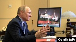 Rusia: președintele Vladimir Putin la o videoconferință de la reședința de vară din apropiere de Moscova, 16 aprilie 2021. 