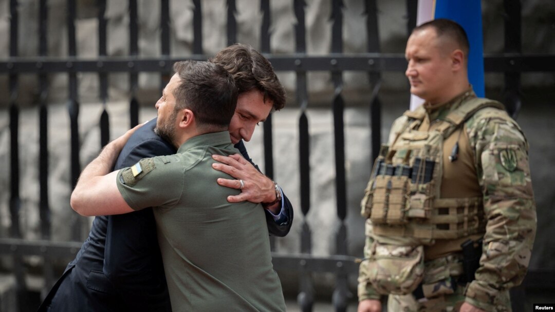 Premierul Canadei, Justin Trudeau, a făcut o vizită neanunțată, sâmbătă, la Kiev. Președintele Ucrainei, Volodimir Zelenski, a vorbit despre îndelung anunțata contraofensivă ucraineană la conferința de presă comună cu acesta.