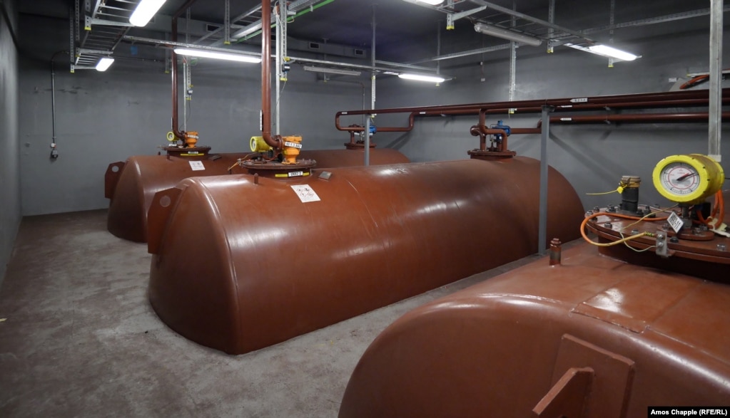 Tanke që furnizojnë me naftë sistemet e ventilimit dhe gjeneratorët që prodhojnë energji elektrike brenda një strehe në Sistemin Mbrojtës të Metrosë. Asnjë ushqim nuk mbahet brenda Sistemit Mbrojtës të Metrosë. Filipi thotë se “pritet që njerëzit që zbresin këtu në rast urgjence, të sjellin me vete gjërat e tyre për të ngrënë”.